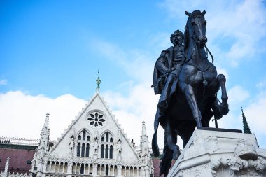 Gyula Andrassi at sırtında Budapeşte 'deki Macar parlamentosunda güneşli bir kış gününde heykel.
