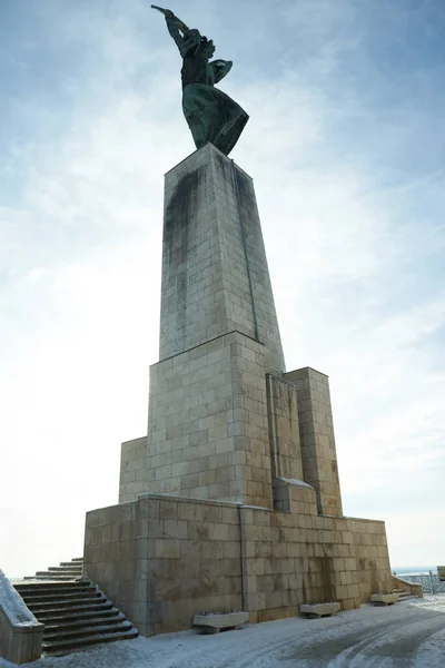 Statua Wolności Cytadeli Budapesztu Śnieżny Zimowy Dzień — Zdjęcie stockowe