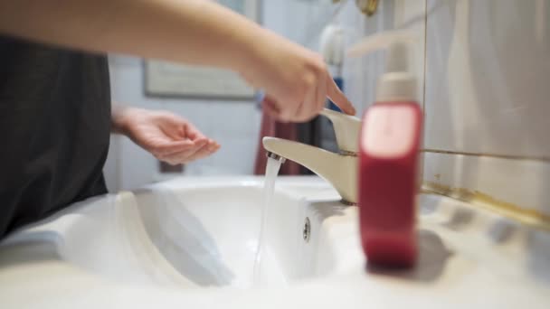 Menina Handwashing Com Sabão Uma Pia Branca — Vídeo de Stock