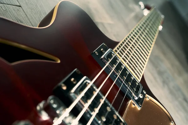 Guitarra Eléctrica Semi Hueca Retro Roja Piso Madera Gris — Foto de Stock