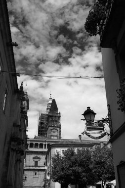 Santiago de Compostela 'nın merkezinde bulutlu bir gökyüzü.