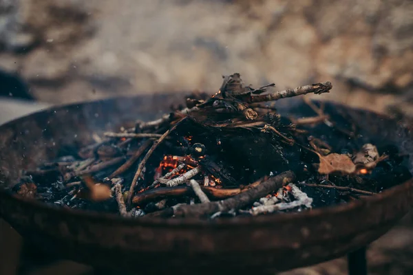 木の棒で作られたバーベキュー石炭は 屋外で燃焼 — ストック写真