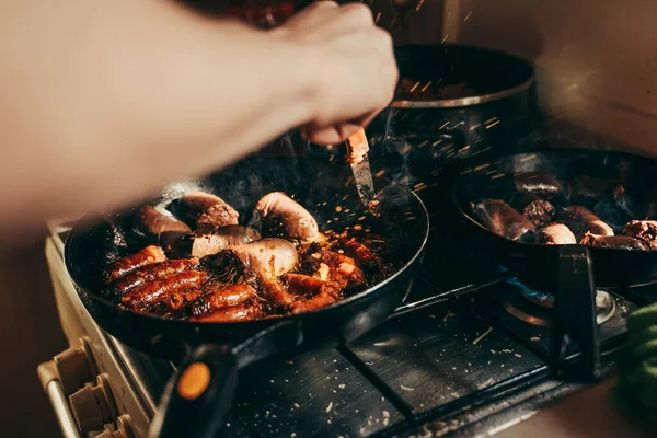 Frigideira Transbordando Com Comida Cozinhando Como Uma Besta — Fotografia de Stock