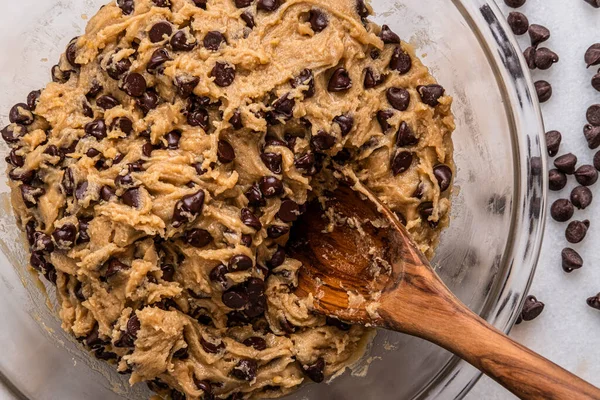 Csokoládé Chip Cookie Tészta Egy Tálban Egy Fából Készült Kanállal — Stock Fotó