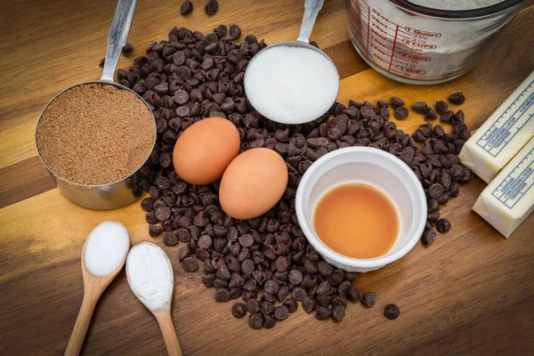 Ингредиенты Шоколадной Крошки Выложенные Деревянной Столешнице Готовятся Комбинации — стоковое фото