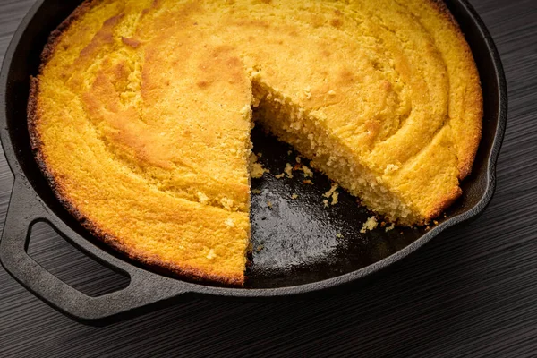 Pão Milho Fresco Para Fora Forno Assado Uma Frigideira Ferro — Fotografia de Stock