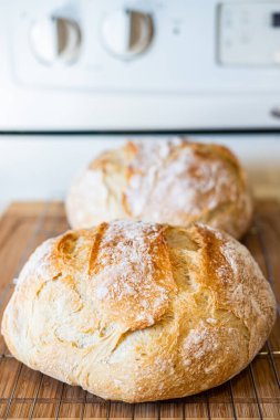 Sobanın üstündeki soğutma raflarında iki somun beyaz ekmek.