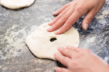 Arjantin usulü kızarmış kek yapan kadın elleri.)