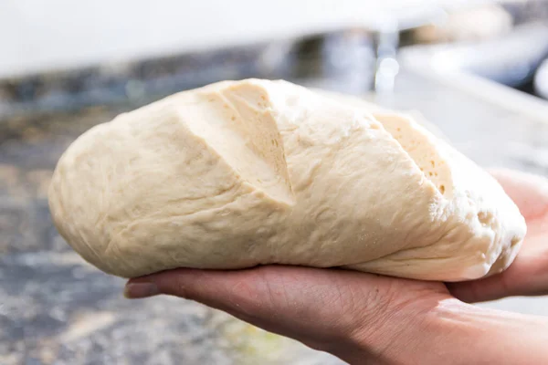 Frau Knetet Hause Selbstgebackenes Brot — Stockfoto