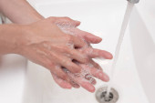 Latin nő mossa a kezét szappannal otthon