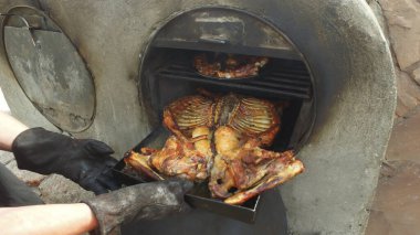 Kil fırında keçi kızartma (geleneksel Arjantin yemeği))