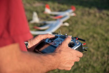 Uzaktan kumanda el, beyaz arka plan üzerinde izole radyo