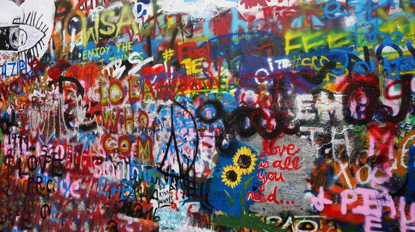 Parlak renkli John Lennon 'ın duvarında Prag' da grafiti var.