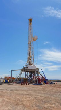 Vaca Muerta, Arjantin, 23 Aralık 2014: Geleneksel olmayan petrol çıkarma. Hidrolik kırılma için pompalama kamyonlarının pili (Fracking).