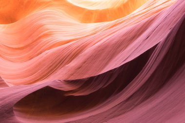 Antilop Kanyonu 'nda turuncu ve sarı renkler.