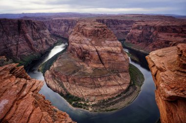 Arizona 'da Colorado Nehri ile ünlü ve gizli At nalı Kıvrımı.
