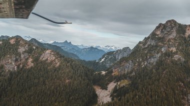 Vancouver şehrinin etrafındaki dağlar, ormanlar ve göllerle dolu güzel Kanada doğası.