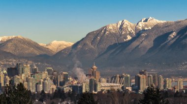 Vancouver, Kanada 'nın merkezinde kış. Dağların arkasında..