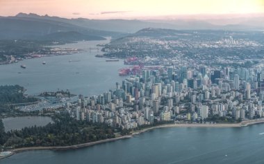 Vancouver 'daki güzel şehir merkezi ve Stanley parkı Kanada' daki British Columbia deniz uçağından.
