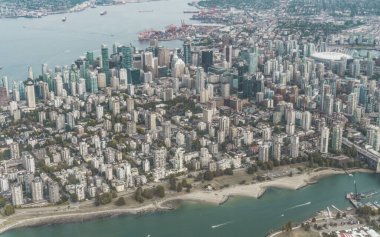 Vancouver 'daki güzel şehir merkezi ve Stanley parkı Kanada' daki British Columbia deniz uçağından.