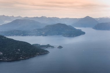 Vancouver şehrinin etrafındaki dağlar, ormanlar ve göllerle dolu güzel Kanada doğası.