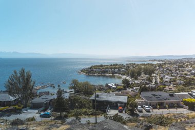 Vancouver Adası, Kanada 'da okyanusun yanındaki tepeden güzel manzara