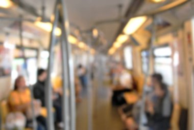 Bulanık insanlar yaralarda oturuyor. 