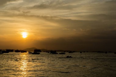 Gölgeli günbatımı Denizde kayıkla