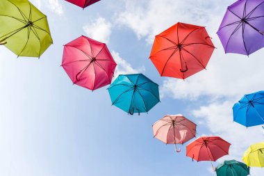 Kopya alanı ile yüksek açılı görünüm renkli şemsiye