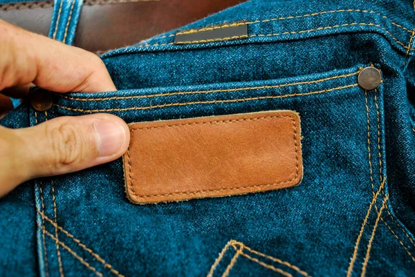 Man Väljer Att Köpa Jeans — Stockfoto