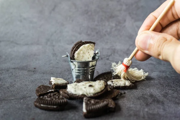 Bir adam oreo abur cubur temizliyor.