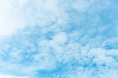 Bulutlu mavi gökyüzü