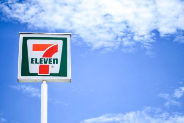 Yüksek açı görünümü 7 Eleven işareti