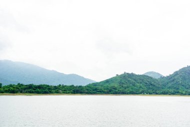 Dağlı manzara gölü