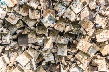 İnşaat alanında eski çeliği yığın