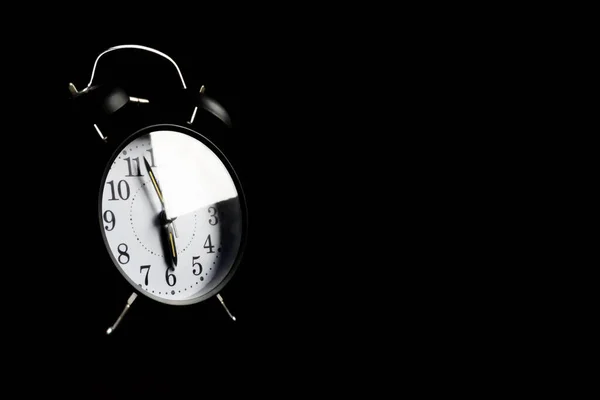 Siyah arkaplanda, kopya alanı ile birlikte geri dönük alarm saati üzerindeki pencere ışığı