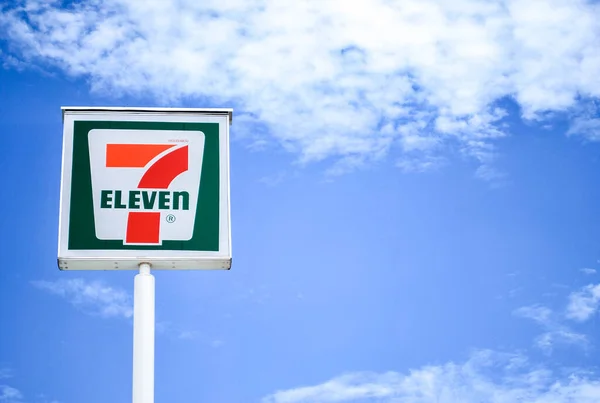 Yüksek açı görünümü 7 Eleven işareti