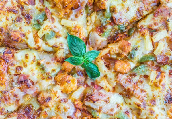 Fesleğen yapraklı İtalyan pizzası. 