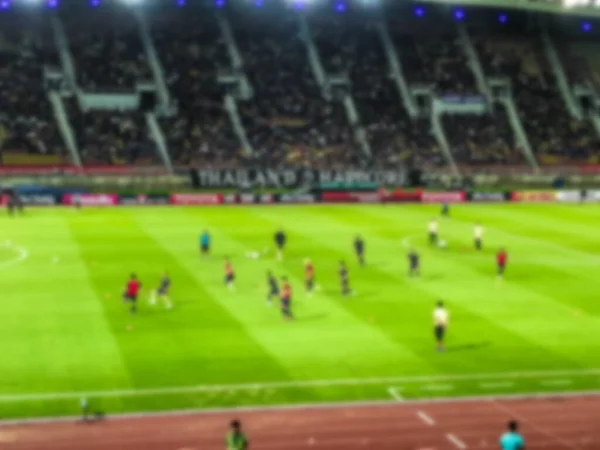 Bulanık futbol oyuncuları futbol stadyumunda ısınıyor. Tayland, Birleşik Arap Emirlikleri 'ne karşı. 2022 FIFA Dünya Kupası elemeleri (AFC) GROUP G