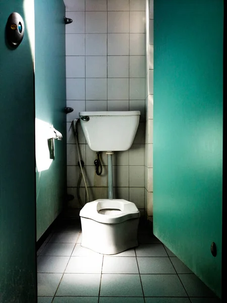 Toilettes Anciennes Avec Porte Ouverte Verte — Photo