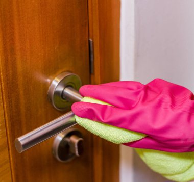 Eldivenle kapı kolunu temizle