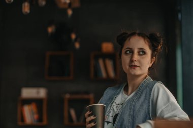 Kahve dükkanında kahve içen güzel bir kız.