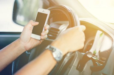 Akıllı telefonlu bir şoför. 