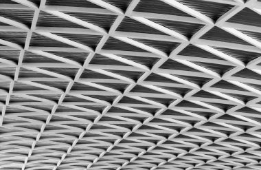 Modern beyaz çatılı çelik mimari yapı.