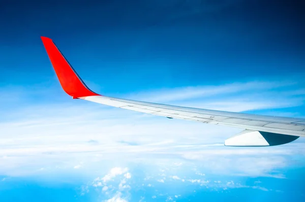 Flügel Eines Flugzeugs Das Blauen Himmel Mit Flauschigen Wolken Fliegt — Stockfoto