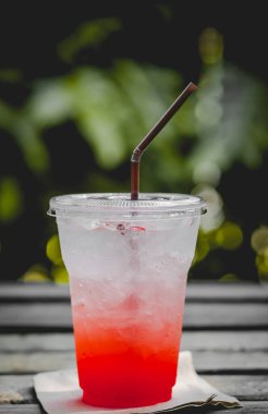 Kafedeki masada limonata.