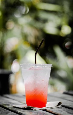 Kafedeki masada limonata.