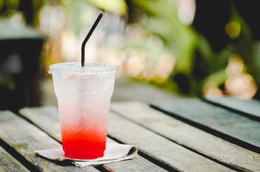 Kafedeki masada limonata.