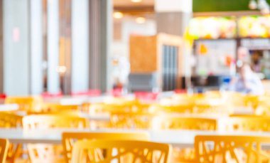 Boş kafede masa ve sandalyeler 