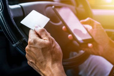 Akıllı telefonu ve kartı olan bir şoför. 